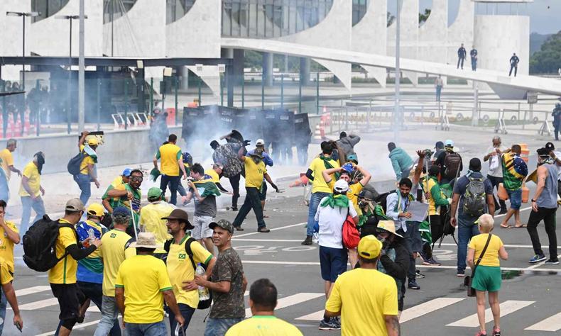 No mundo da msica, artistas publicaram tutes crticos a invaso em Braslia.