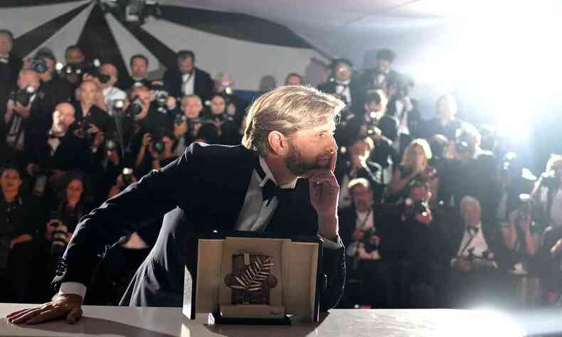 O diretor Ruben Ostlund posa com a Palma de Ouro