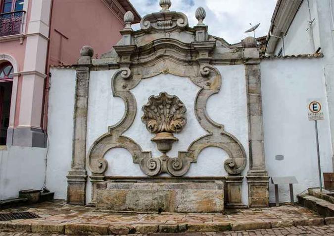 Restaurado, o Chafariz dos Contos será entregue oficialmente hoje, com água potável, no lançamento do Ano do Patrimônio Cultural (foto: Patrícia Souza/Prefeitura de Ouro Preto/Divulgação) Restaurado, o Chafariz dos Contos será entregue oficialmente hoje, com água potável, no lançamento do Ano do Patrimônio Cultural (foto: Patrícia Souza/Prefeitura de Ouro Preto/Divulgação)