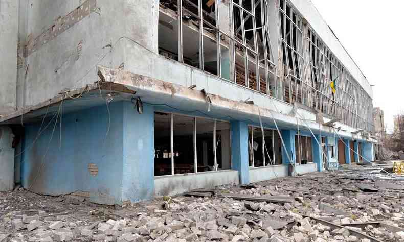Prdio de universidade destrudo por bombardeio das tropas de Moscou