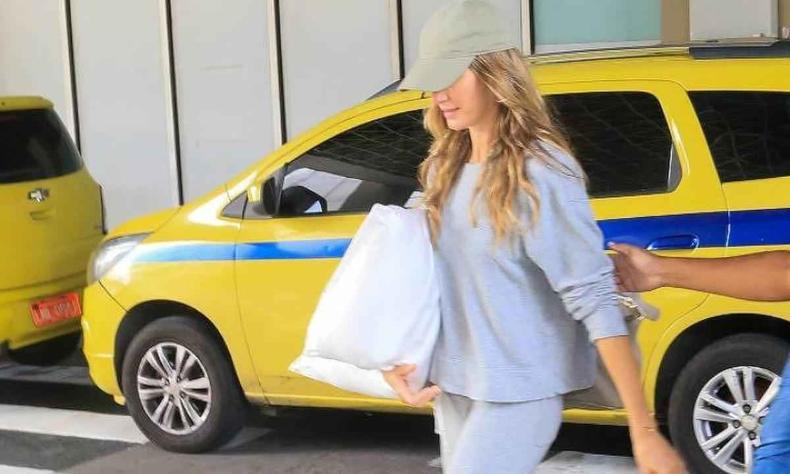 Gisele desembarcando em aeroporto