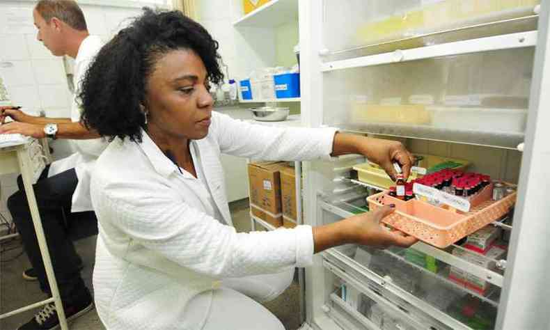 Tcnica em enfermagem tira frasco de vacina de refrigerador em centro de sade: novos casos de velhas doenas preocupam as autoridades (foto: Gladyston Rodrigues/EM/DA Press)