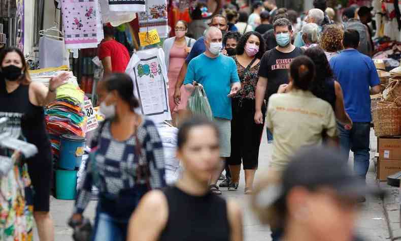 Pessoas de máscara nas ruas do Rio de Janeiro