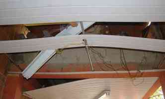 Parte do teto do centro de sade est danificada(foto: Sindibel/Divulgao)