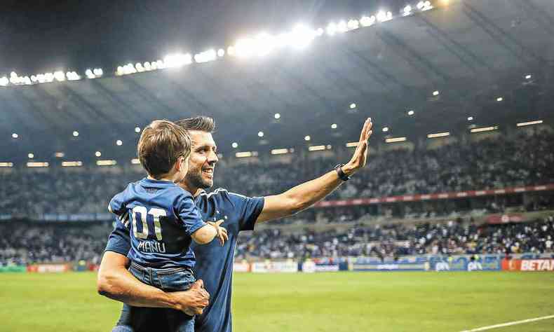 Tcnico do Cruzeiro, Paulo Pezzolano, como o filho Manu, aps o empate contra o Cricima, pela Srie B do Campeonato Brasileiro