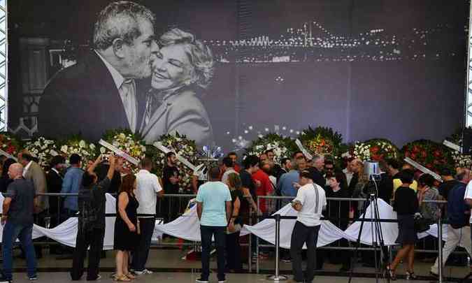 Vista do caixo da ex-primeira-dama Marisa Leticia durante seu funeral, aberto ao pblico, em So Bernardo do Campo(foto: AFP / NELSON ALMEIDA )