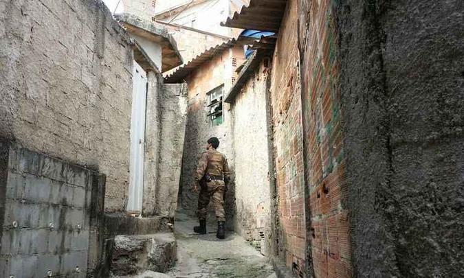 Ações no aglomerado Vila Mãe dos Pobres começou na segunda-feira e, segundo a PM, não agradou aos criminosos(foto: Paulo Filgueiras/ EM/ D.A Press) Ações no aglomerado Vila Mãe dos Pobres começou na segunda-feira e, segundo a PM, não agradou aos criminosos(foto: Paulo Filgueiras/ EM/ D.A Press)
