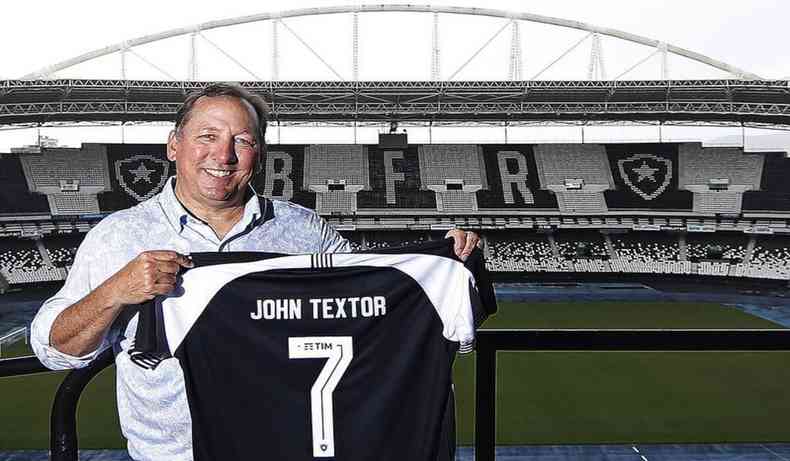John Textor, dono do Botafogo, com a camisa do clube