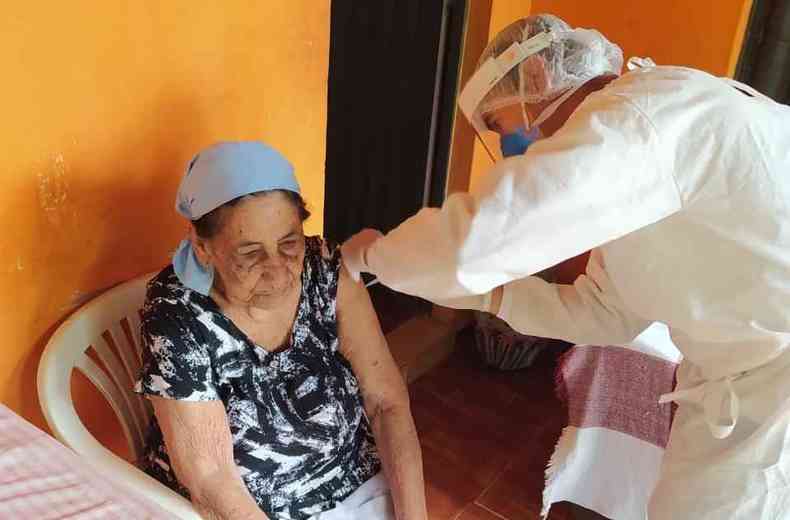 na foto: moradora de Montes Claros é vacinada contra a COVID-19