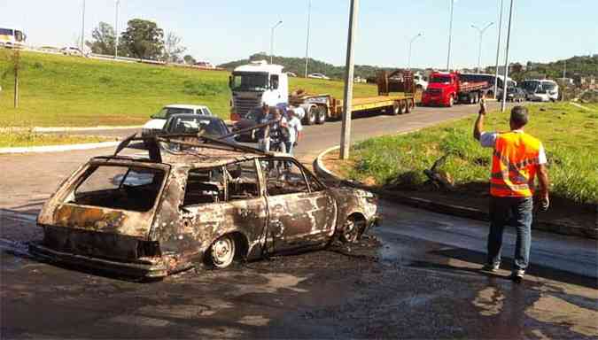 Carro foi queimado durante protesto no distrito industrial de Vespasiano (foto: Edsio Ferreira/EM/D.A/Press)