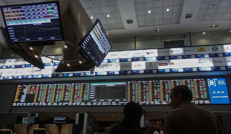 (foto: Miguel Schincariol/AFP - 29/10/18) Painéis no interior da Bovespa
