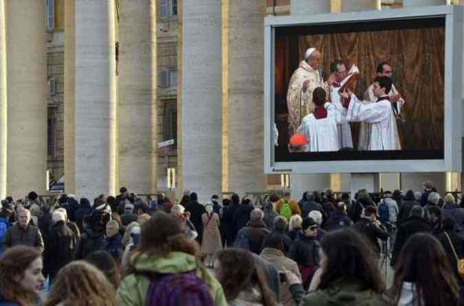 Missa foi transmitida na Praa de So Pedro(foto: JOHANNES EISELE / AFP)