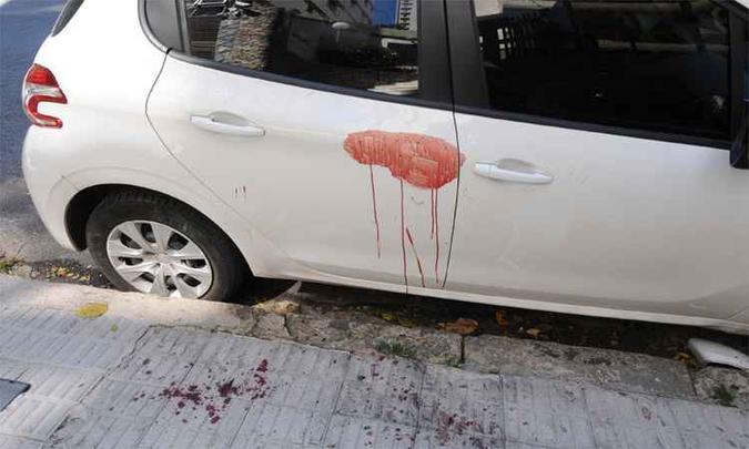 Marca de sangue de PM ficou em carro após levar tiro de flanelinha, na última terça-feira(foto: Beto Novaes/EM/DA Press) Marca de sangue de PM ficou em carro após levar tiro de flanelinha, na última terça-feira(foto: Beto Novaes/EM/DA Press)