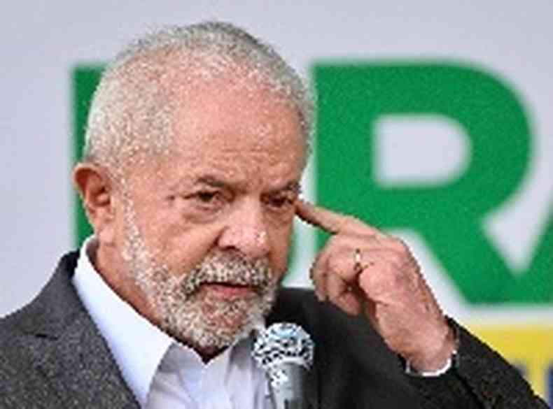O presidente eleito Luiz Incio Lula da Silva (PT) gesticula durante coletiva de imprensa sobre a transio de governo