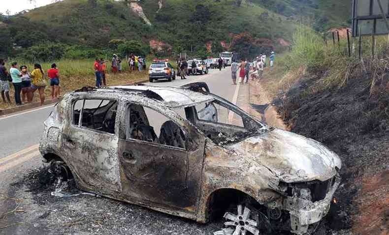 O Renault Sandero foi totalmente consumido pelo fogo colocado pelas pessoas que se revoltaram com o atropelamento da me e seus dois filhos (foto: tila Lemos Divulgao)