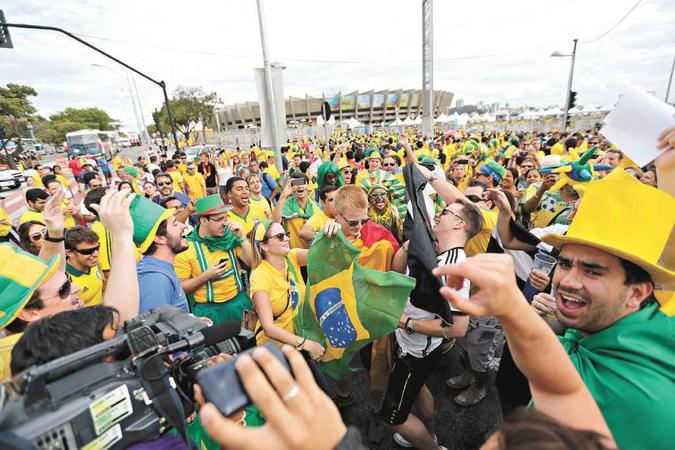 Antes do jogo, a torcida brasileira coloriu BH e o Mineirão de verde e amarelo para receber a partida pelas semifinais da Copa do Mundo(foto: Rodrigo Clemente/EM) Antes do jogo, a torcida brasileira coloriu BH e o Mineirão de verde e amarelo para receber a partida pelas semifinais da Copa do Mundo(foto: Rodrigo Clemente/EM)