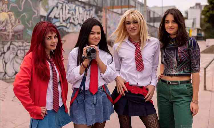 Carol (Klara Castanho), Anita (Maisa) e Csar (Nila), ao lado de Luiza (Amanda Azevedo), se fantasiam como as garotas da novelinha 'Rebelde', atrao do SBT/Alterosa