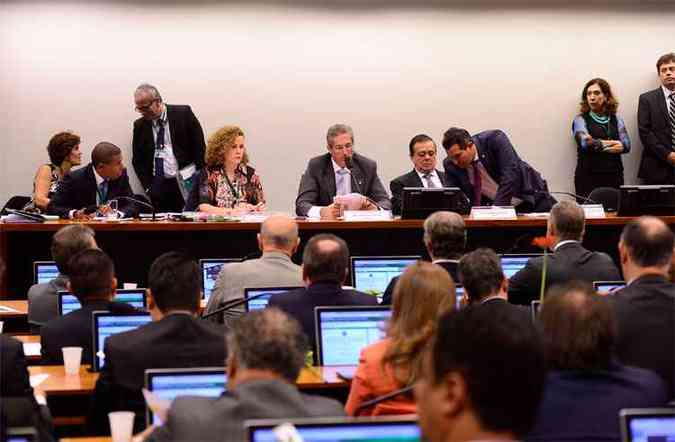 Deputado Rogrio Rosso (centro) negou hoje o pedido alegando que no cabe a ele tomar tal deciso e sim aos parlamentares julgarem a admissibilidade do processo de impeachment(foto: Lus Macedo/Agncia Cmara)