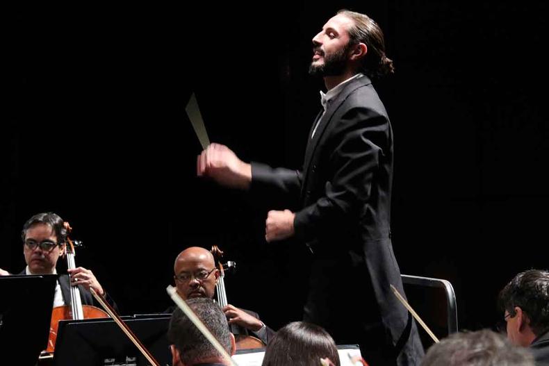 Como se chama o assistente do maestro?