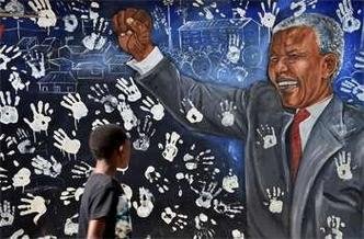 Garoto passa em frente a muro pintado na frente da casa em que Mandela morou em Johannesburgo (foto: REUTERS/Mujahid Safodien)