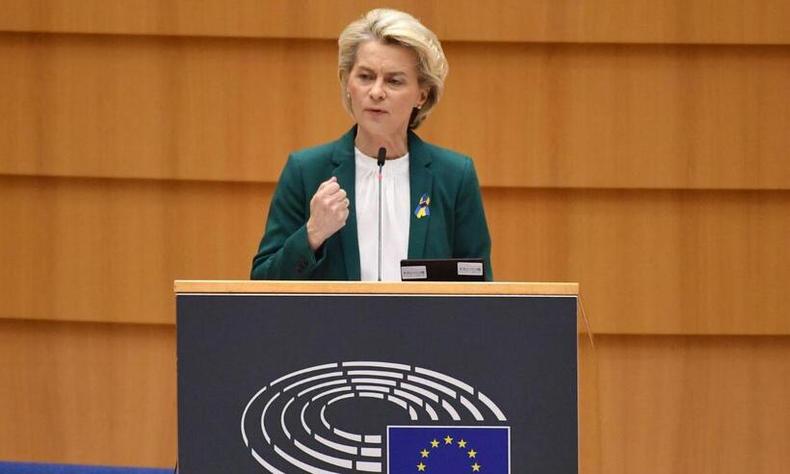Presidente da Comisso Europeia, Ursula don der Leyen, aplaude em reunio no Parlamento Europeu