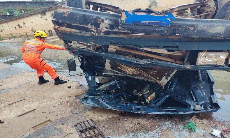 Caminhão ficou destruído após cair dentro de córrego em Araxá(foto: Corpo de Bombeiros/Divulgação) caminhão capotado dentro do córrego em MG