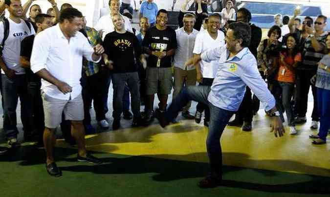 Ronaldo Fenmeno e Acio Neves ensaiaram um jogo de capoeira depois de o candidato anunciar programa de apoio a estudantes (foto: Agncia O Dia/Estado Contedo)