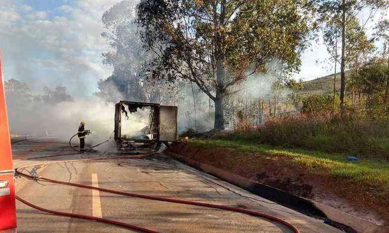 Caminho que pegou fogo transportava pneus(foto: Divulgao/Via 040)