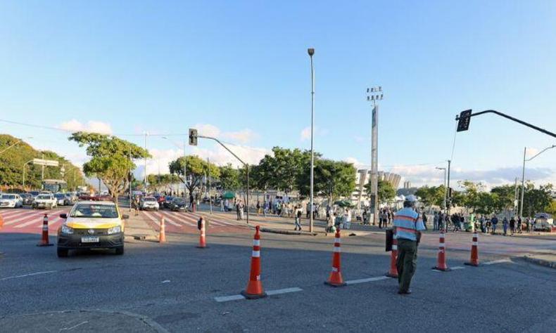 Cruzeiro x Flamengo: veja as mudanças no trânsito no entorno do Mineirão(foto: PBH/Divulgação) agentes da bhtrans no entorno do estádio do mineirão