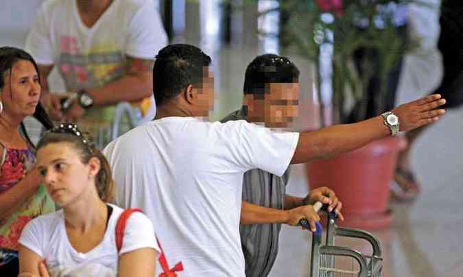 Motorista de transporte clandestino aborda livremente um passageiro na rea de desembarque do terminal(foto: EDSIO FERREIRA/EM/D.A PRESS)