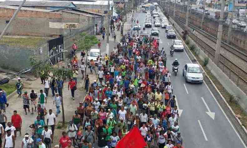 Sem-teto provocaram congestionamentos quilomtricos na Cristiano Machado, por onde seguiram em caminhada at ao TJMG(foto: Paulo Filgueiras /EM/DA Press )