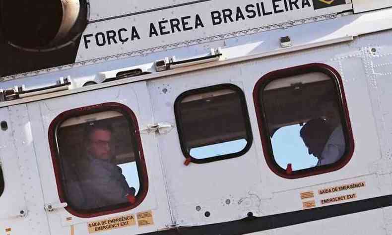 Presidente Bolsonaro a bordo de avio da FAB