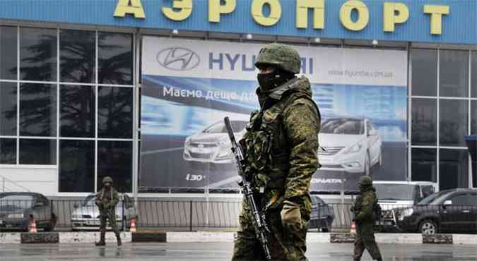 Soldados no identificados fazem ronda no aeroporto de Simferopol, na Crimia(foto: AFP PHOTO / VIKTOR DRACHEV )