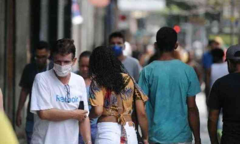 Movimento de pessoas com mscaras nas ruas(foto: Leandro Couri/EM/D.A Press)
