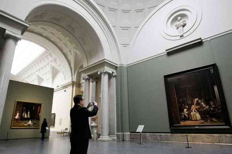 Visitante fotografa 'As meninas', a monumental obra de Vlazquez pertencente ao Museu do Prado(foto: Susana Vera/AFP)