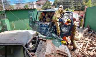 Caminho invadiu a casa e bateu no carro estacionado (foto: Divulgao/ CBMMG)