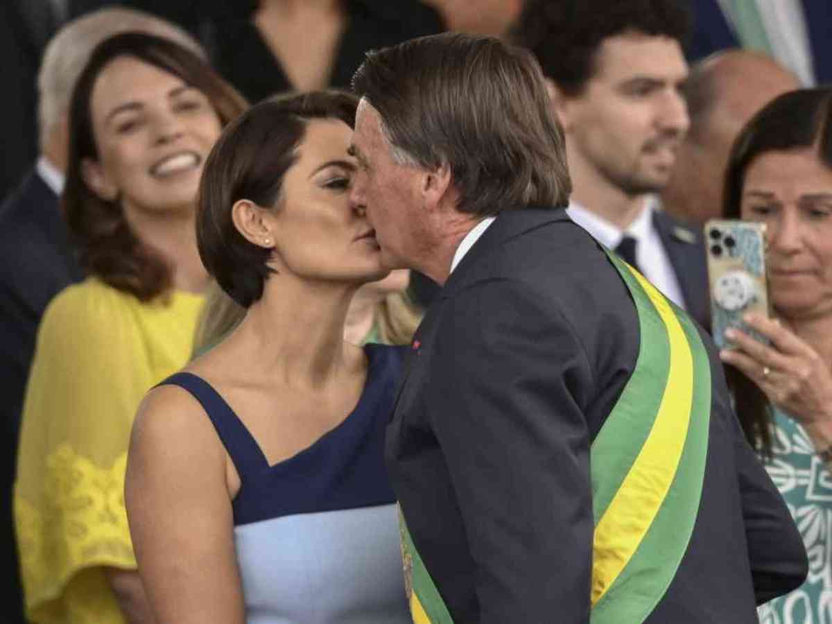 Internautas dizem que Michelle fez cara de nojo após beijo de Bolsonaro