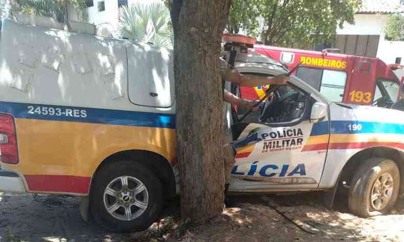 Lateral da viatura ficou destruda no acidente(foto: Polcia Militar (PM) / Divulgao)