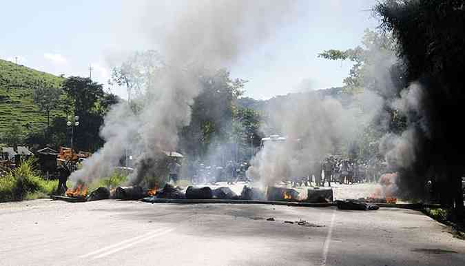 Moradores queimaram pneus e pedaos de madeira da rodovia(foto: Beto Magalhes/EM/D.A.Press)