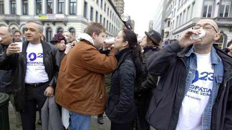 Pessoas fazem a 'overdose homeptica coletiva' em 2011 na cidade de Bruxelas, Blgica