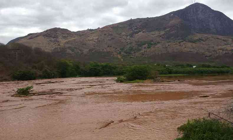 lama cobrindo boa parte das regiões ribeirinhas na região de Mariana, em 2015