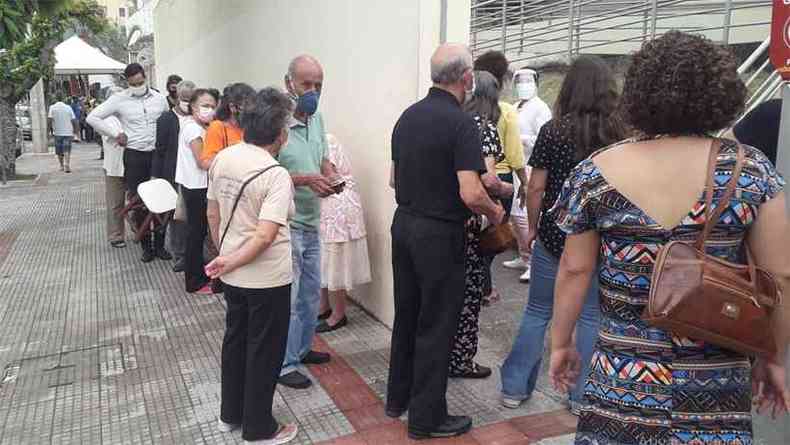 As filas para a vacinao ocorreram com a chegada dos pacientes antes mesmo da abertura das unidades de sade(foto: Jair Amaral/EM/D.A.Press)