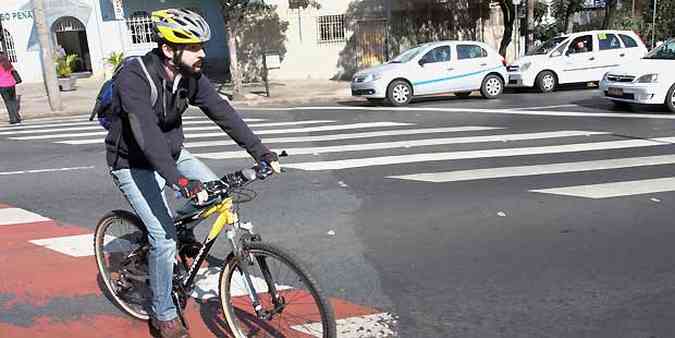 Gustavo Andrade reclama da falta de conscincia dos pedestres que invadem as ciclovias(foto: Edesio Ferreira/EM/D.A Press)