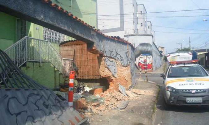 Muro da casa corre risco de desabamento total e moradores foram notificados do problema (foto: Marcos Julião / Defesa Civil/ Divulgação ) Muro da casa corre risco de desabamento total e moradores foram notificados do problema (foto: Marcos Julião / Defesa Civil/ Divulgação )