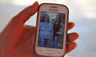 Luciene mostra a foto da filha no celular(foto: Ramon Lisboa/EM/D.A PRESS)