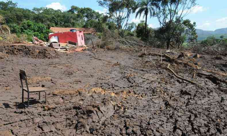 Cadeira solitria no meio da lama na comunidade Parque da Cachoeira, que ter prioridade no recebimento do auxlio emergencial da Vale(foto: Paulo Filgueiras/EM/D.A Press)