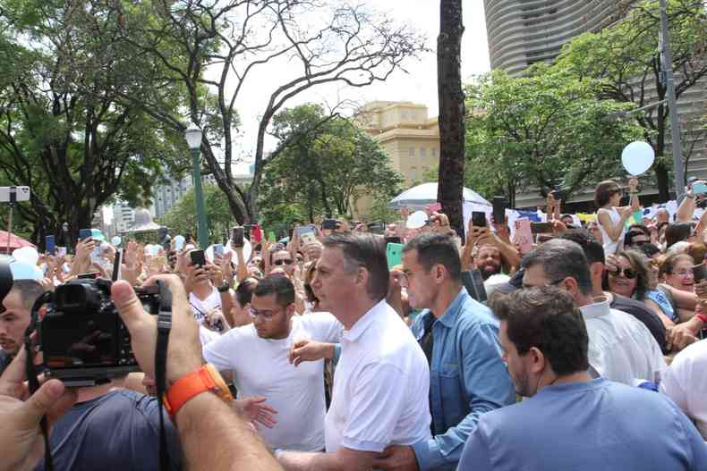 Bolsonaro chega à Praça da Liberdade para a marcha contra a descriminalização do aborto