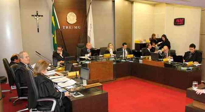 Sesso da corte eleitoral ontem  tarde: esforo concentrado para conseguir julgar todos os registros dentro do prazo(foto: Paulo Mrcio Santos/Divulgao)