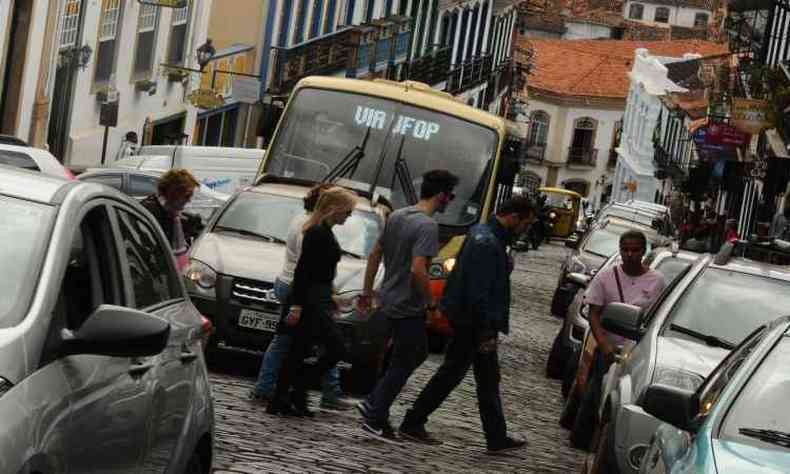 Nas ruas de Ouro Preto, habitantes e turistas se espremem entre veculos de todos os tipos em pleno Centro Histrico(foto: Euler Jnior/EM/D.A Press)
