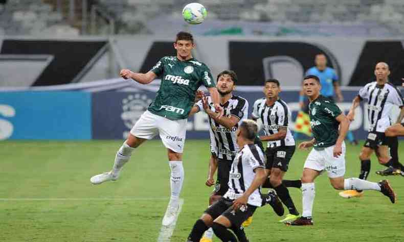 O Atltico recebe o Palmeiras, time do autor de ''Forasteiros'', no Mineiro, em fevereiro passado, em partida vlida pelo Campeonato Brasileiro(foto: Alexandre Guzanshe/EM/D.A Press)